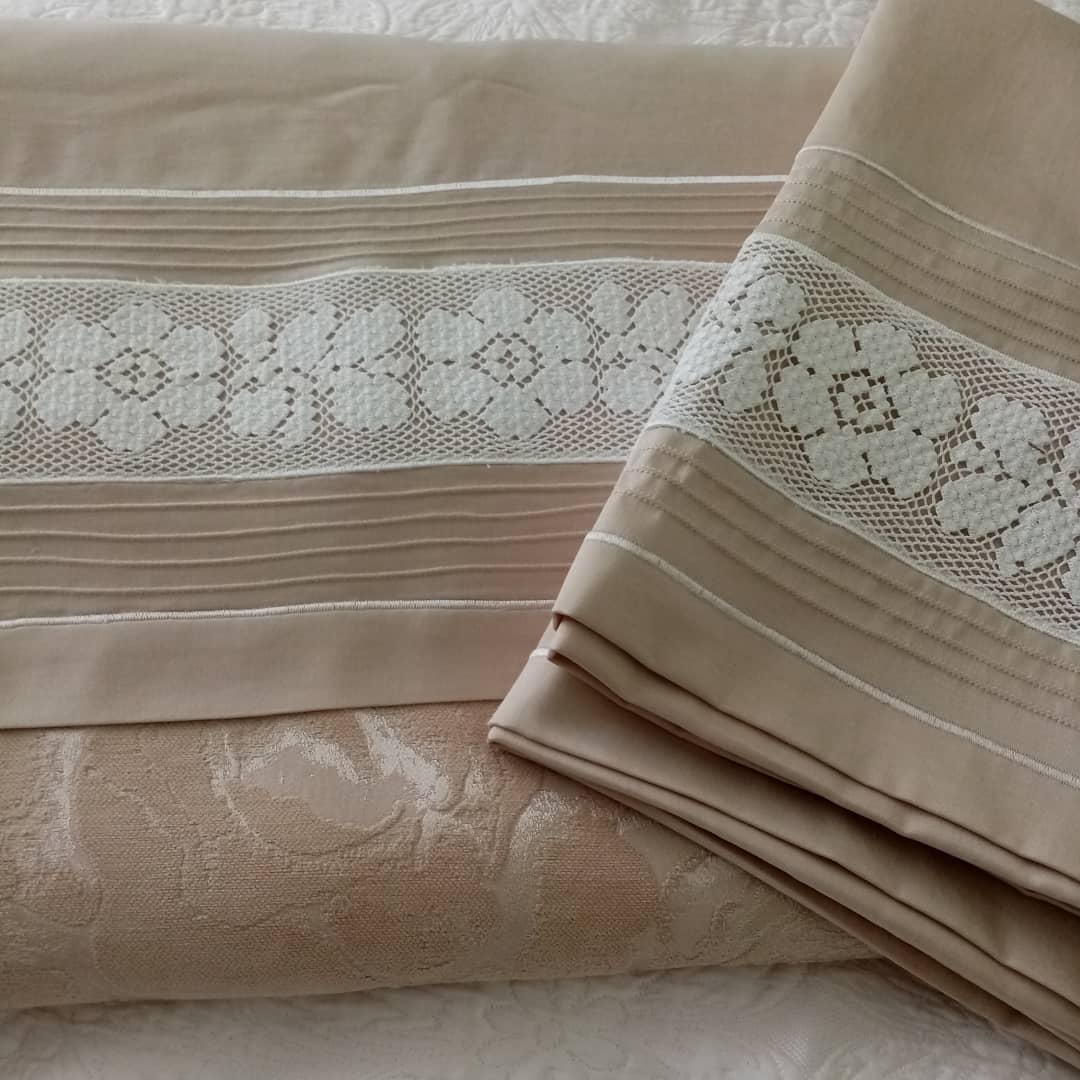 Taupe Dantel Bordürlü Yatak Örtüsü