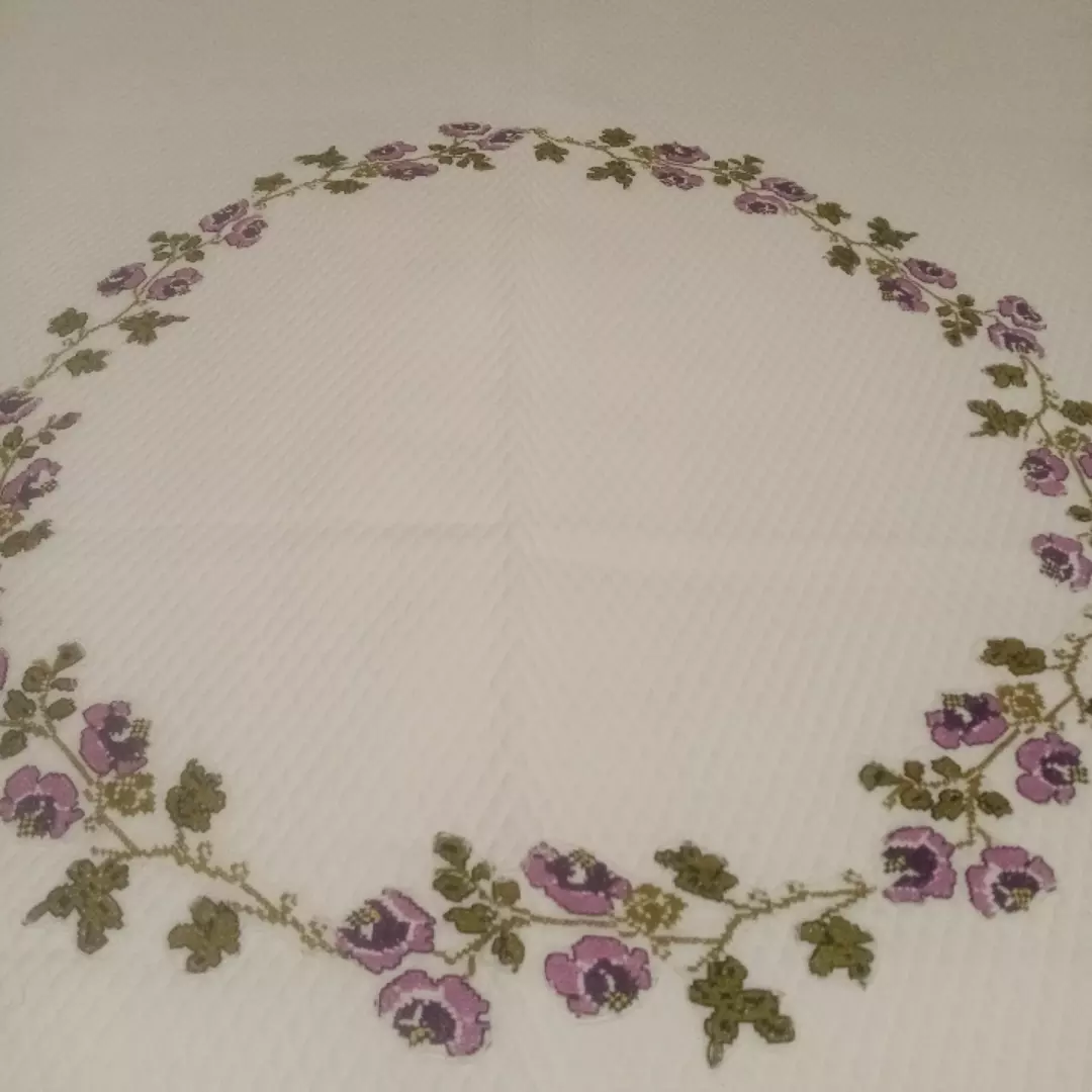 Mor Çiçekli Oval Nakışlı Masa Örtüsü