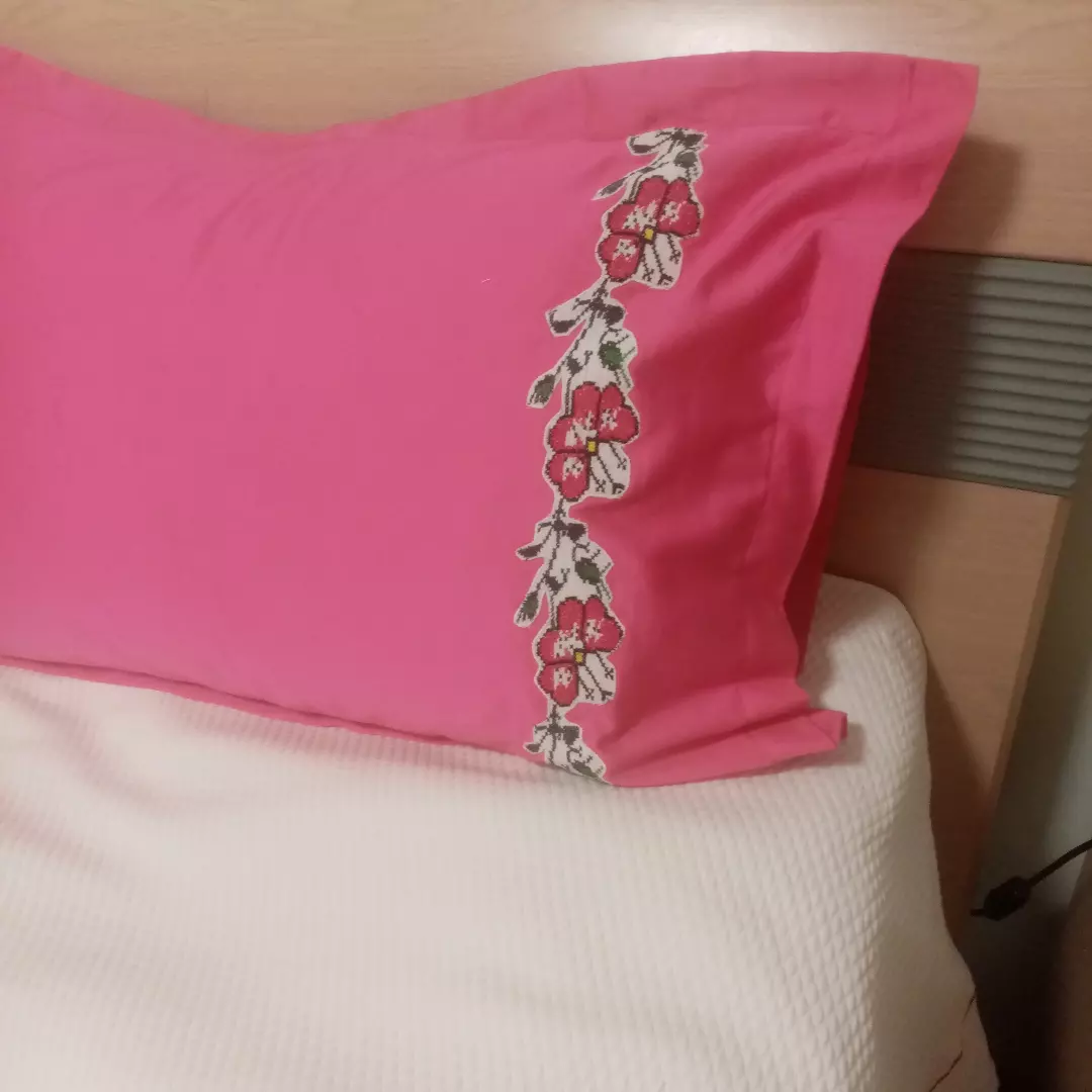 Pembe Nakışlı Yastık Kılıfı
