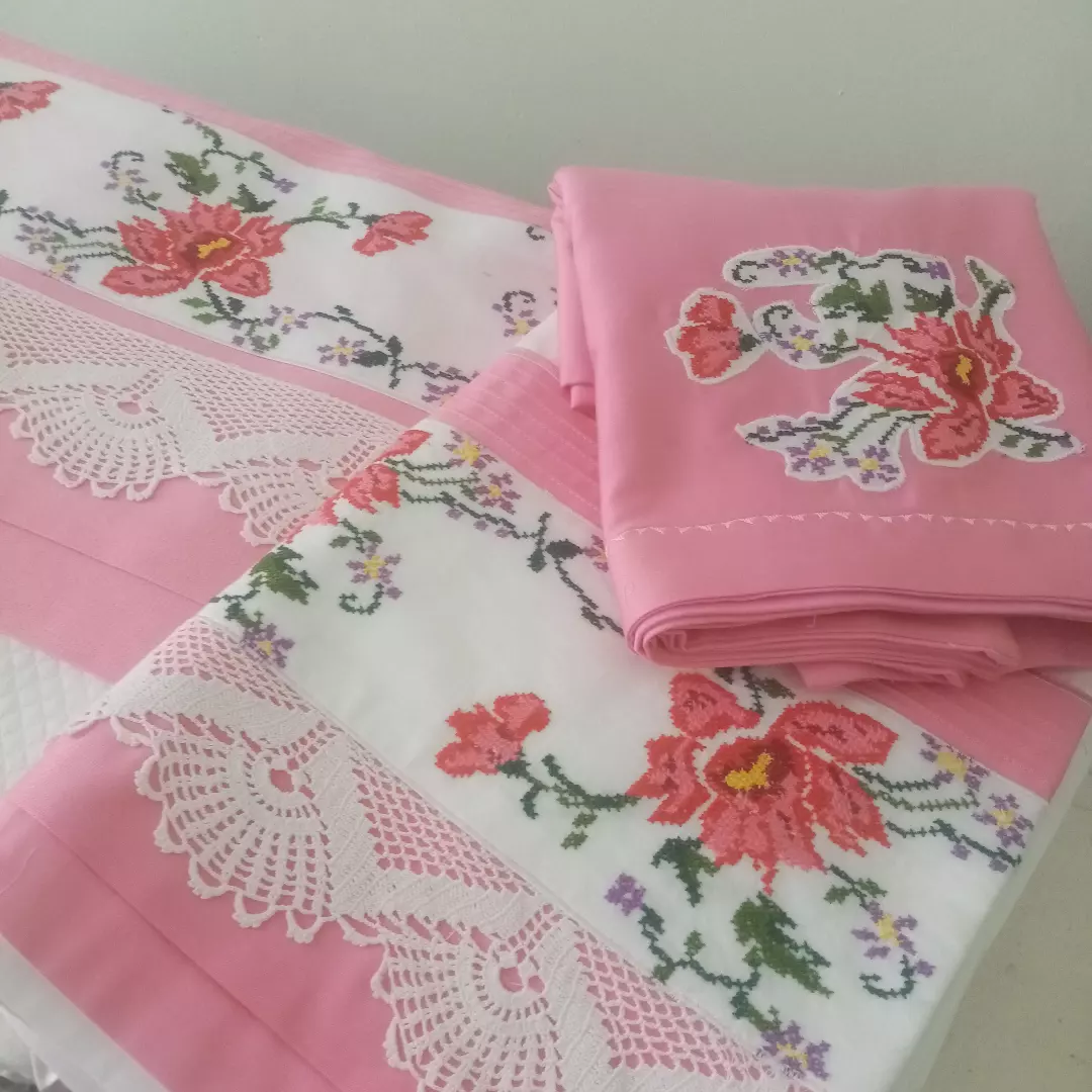 Pembe Nakışlı Masa Takımı
