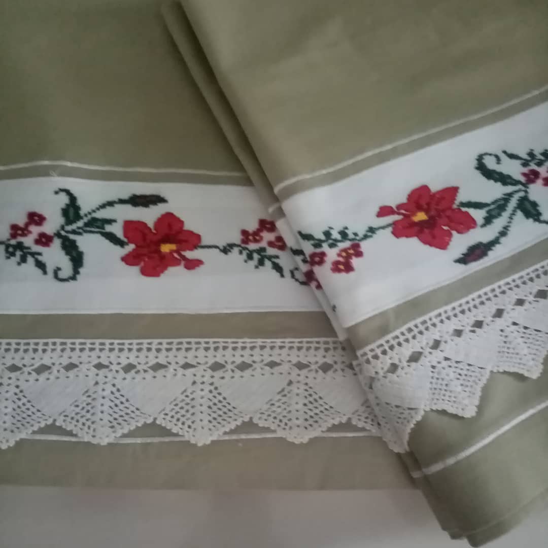 Dantel Süslü Çiçek Nakışlı Yatak Örtüsü
