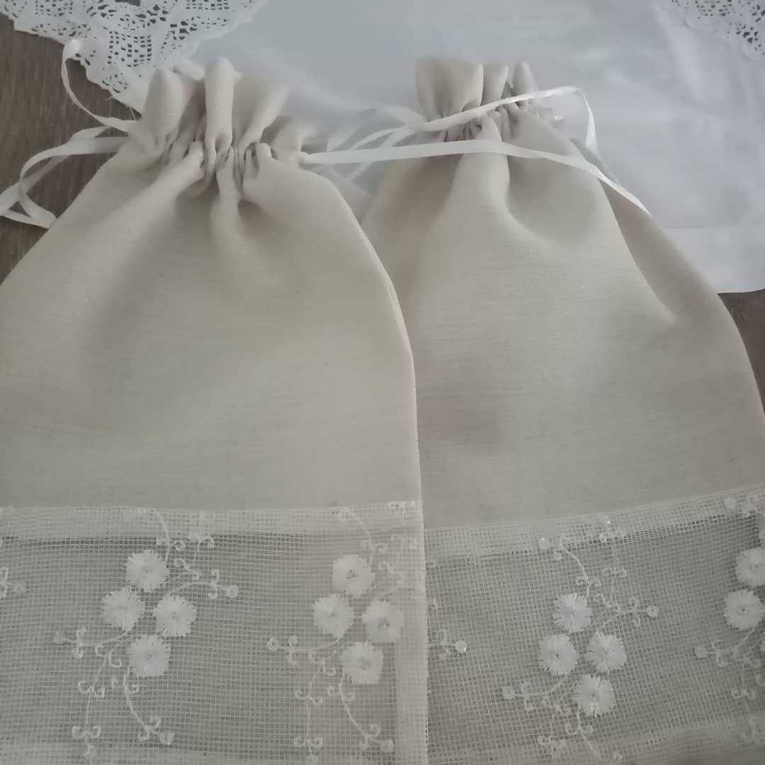 Beyaz Papatya Nakışlı Yastık