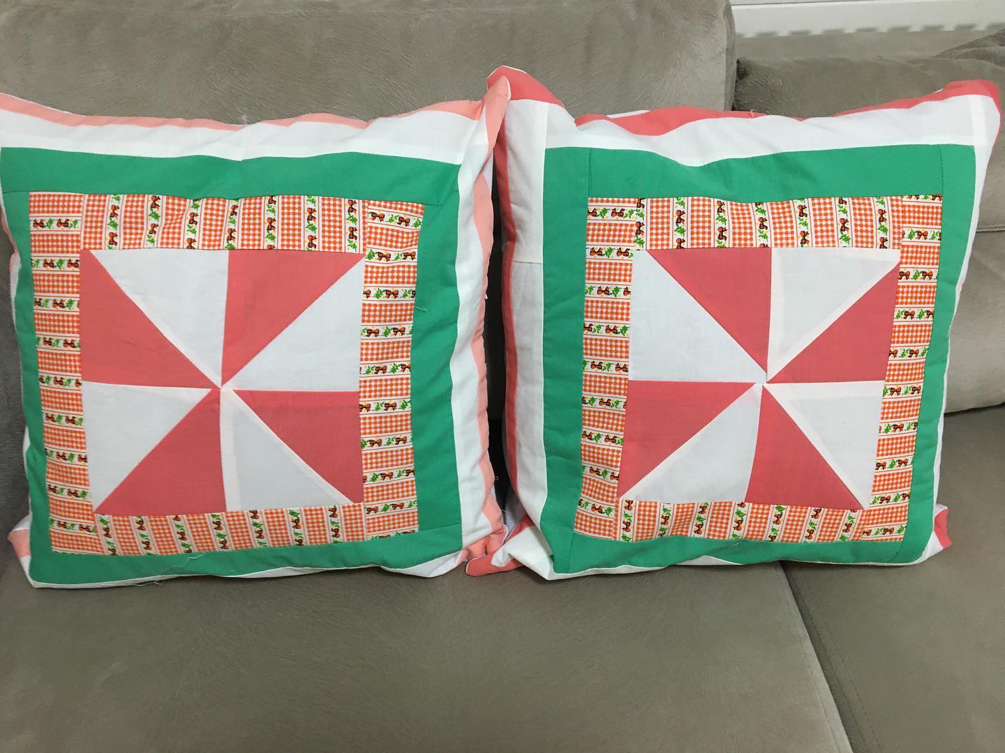 Çiçek Motifli Patchwork Yastık