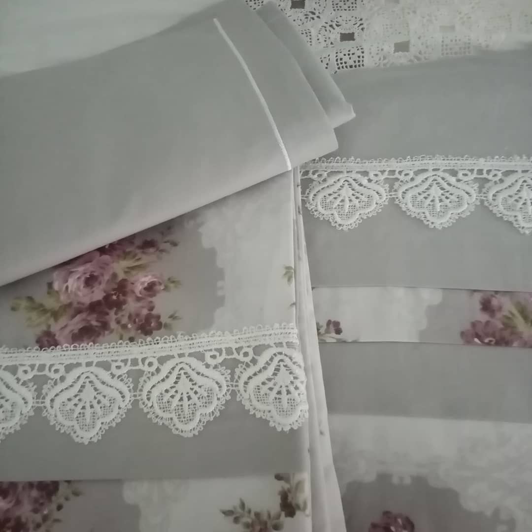 Gül Nakışlı Dantel Şeritli Nevresim