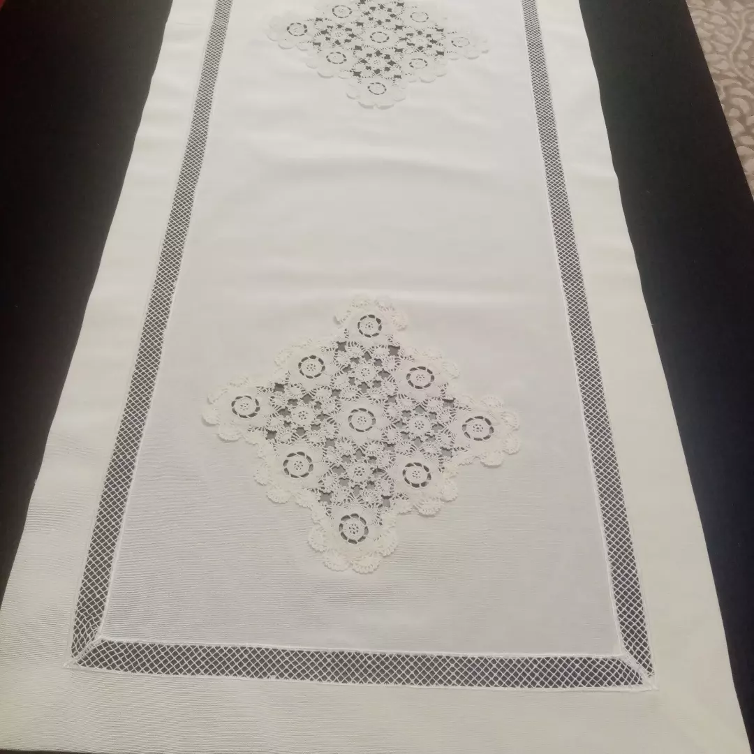 Açılı Dantel Nakışlı Beyaz Yolluk