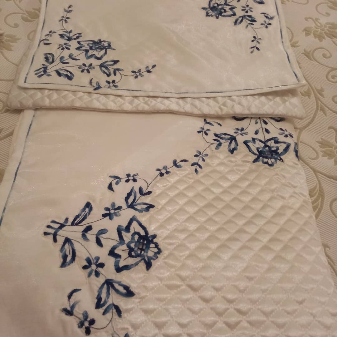 Lacivert Çiçek Nakışlı Yatak Örtüsü
