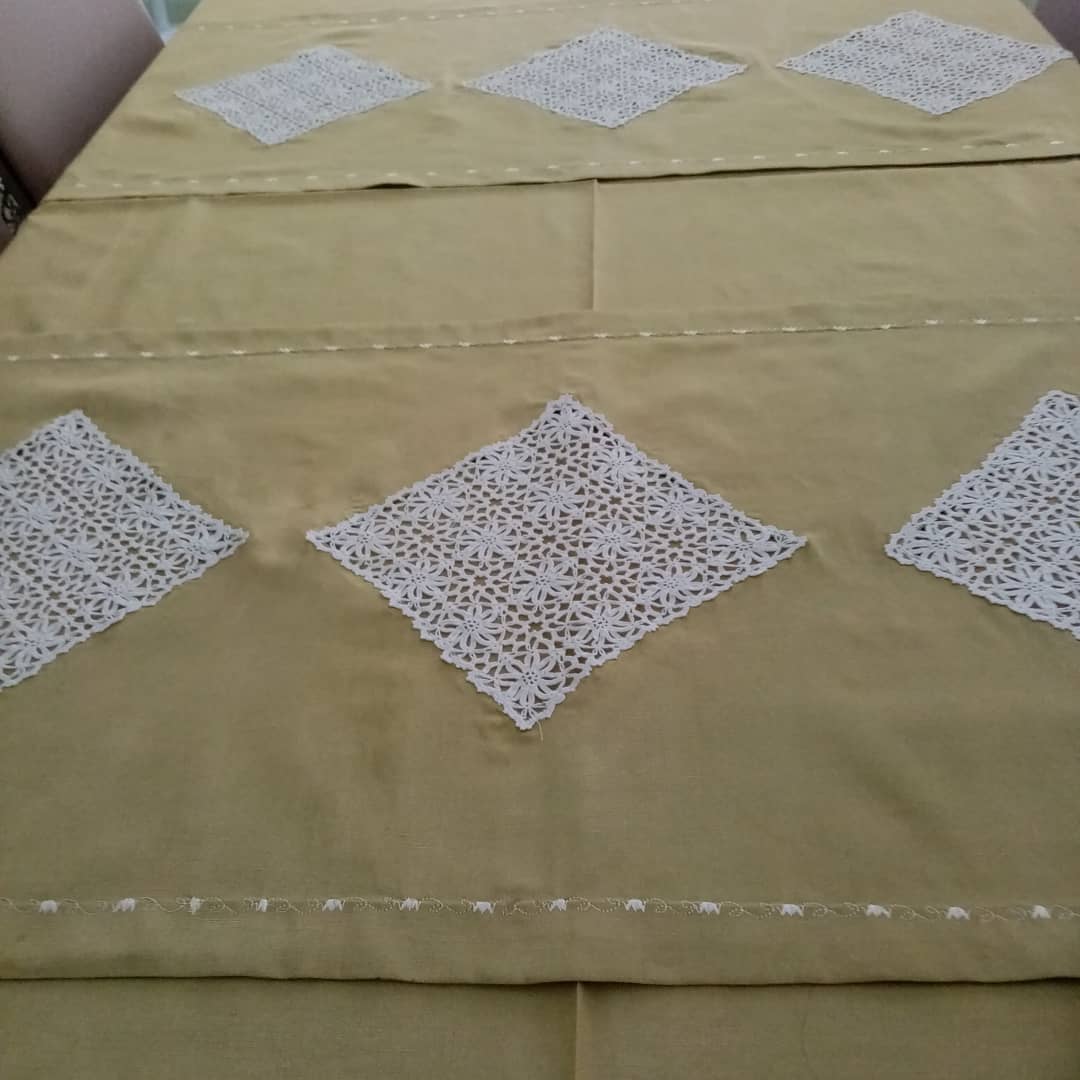 Kırmızı Yaprak Nakışlı Dantel Peçete