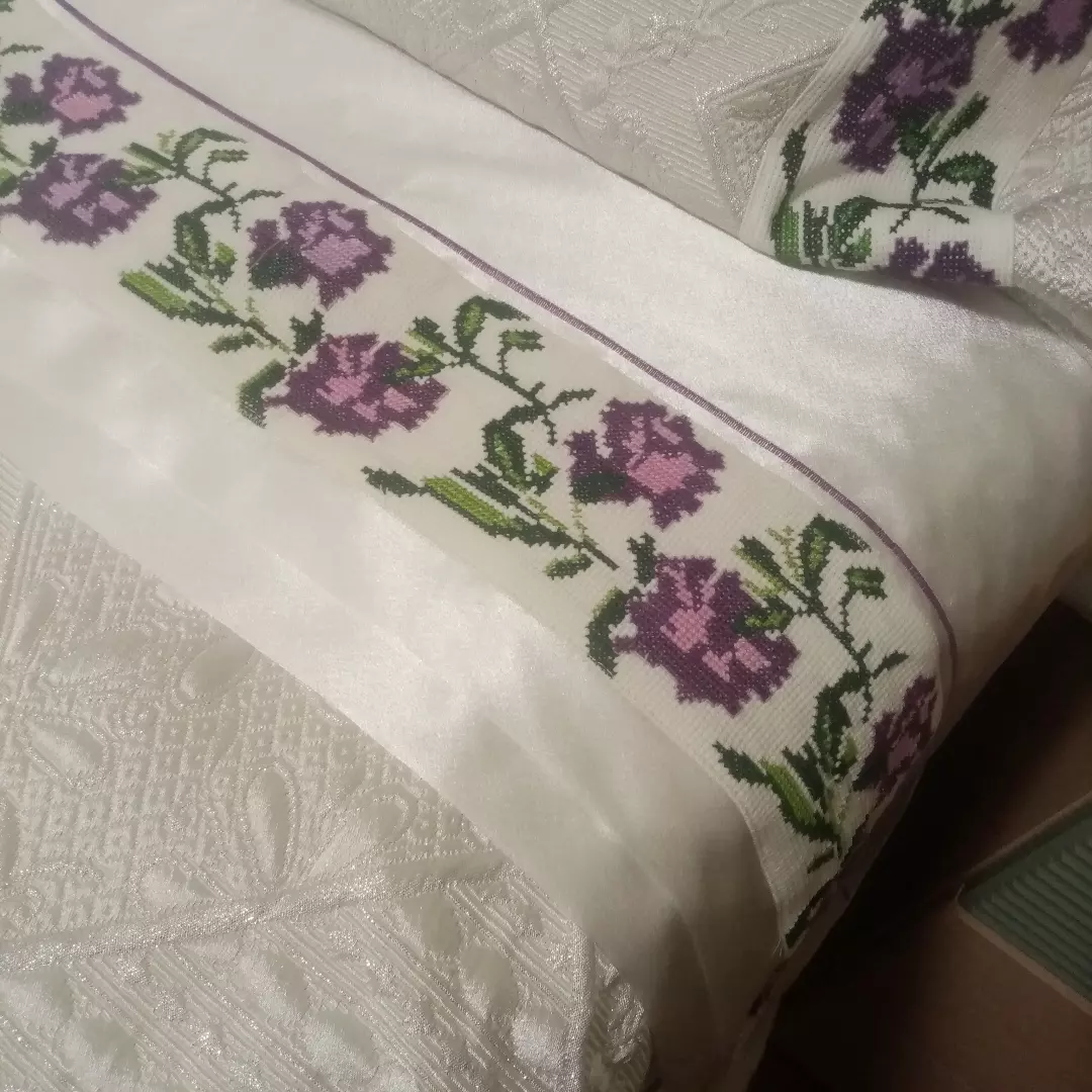 Mor Çiçekli Nakışlı Kumaş Şeridi