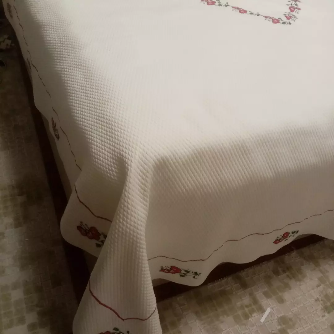 Kırmızı Gülü Oval Nakışlı Yatak Örtüsü