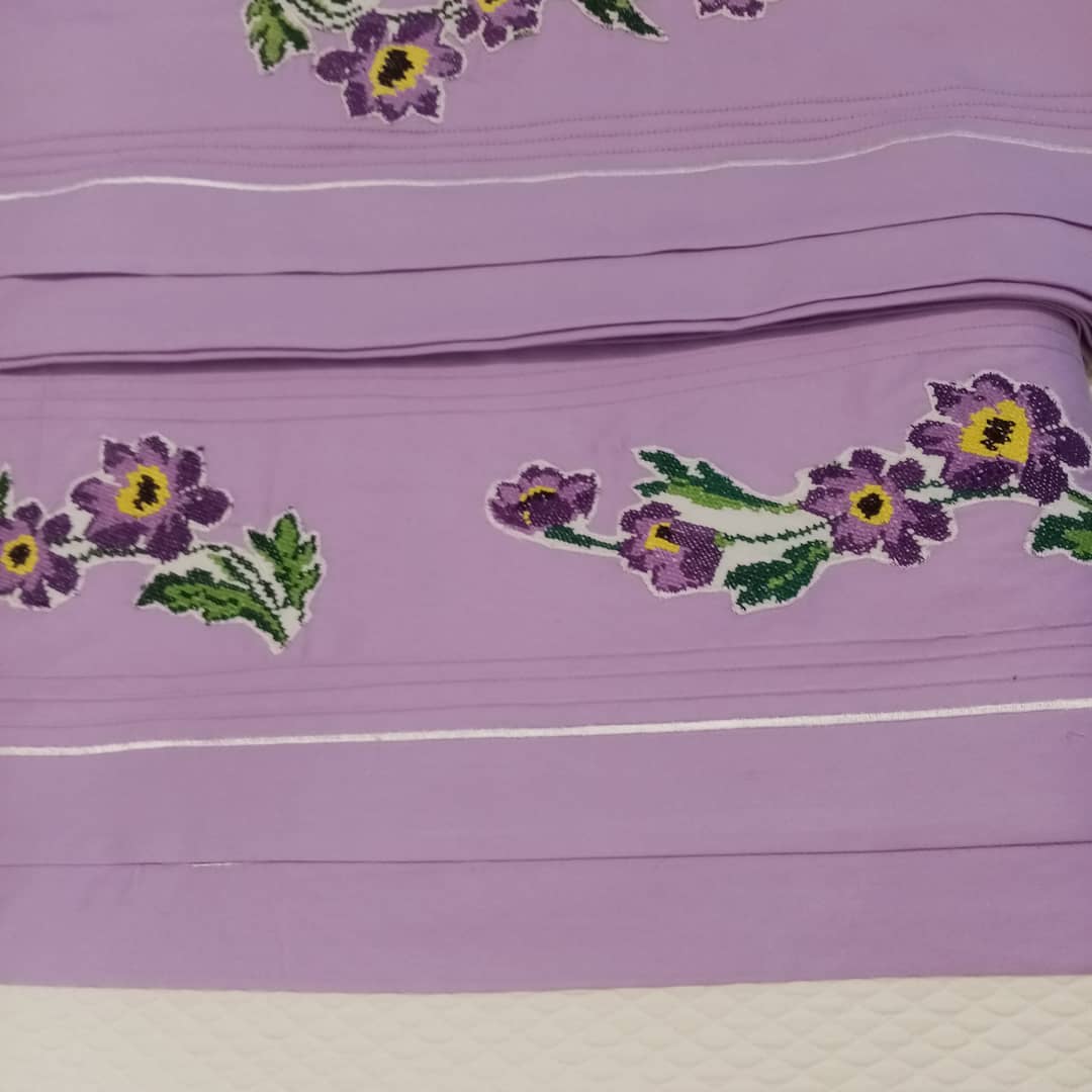 Dantel Pano Detaylı Krem Yatak Örtüsü