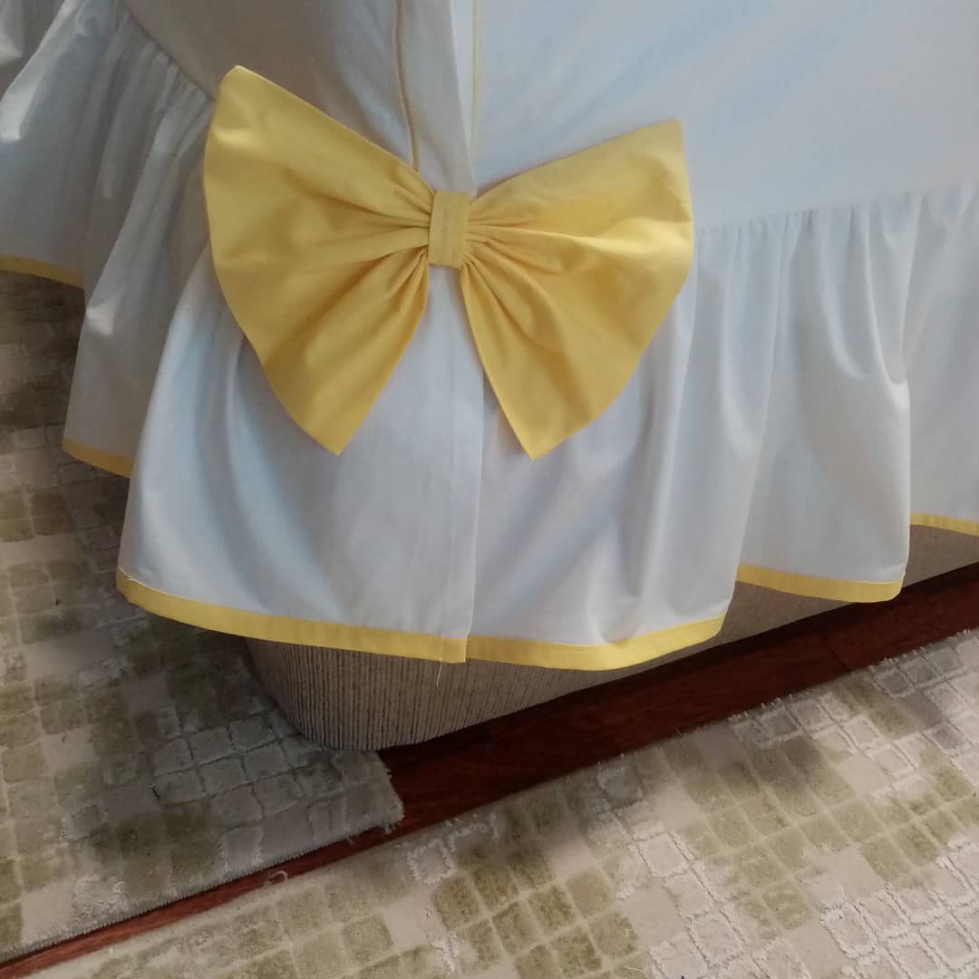 Sarı Kurdeleli Beyaz Sandalye Kılıfı