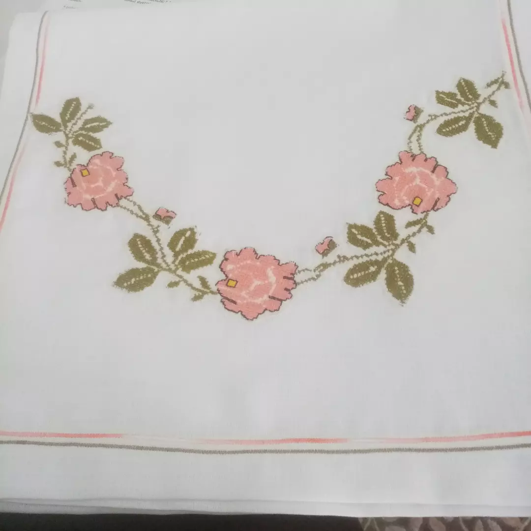 Pembe Pfefter Nakışlı Masa Örtüsü