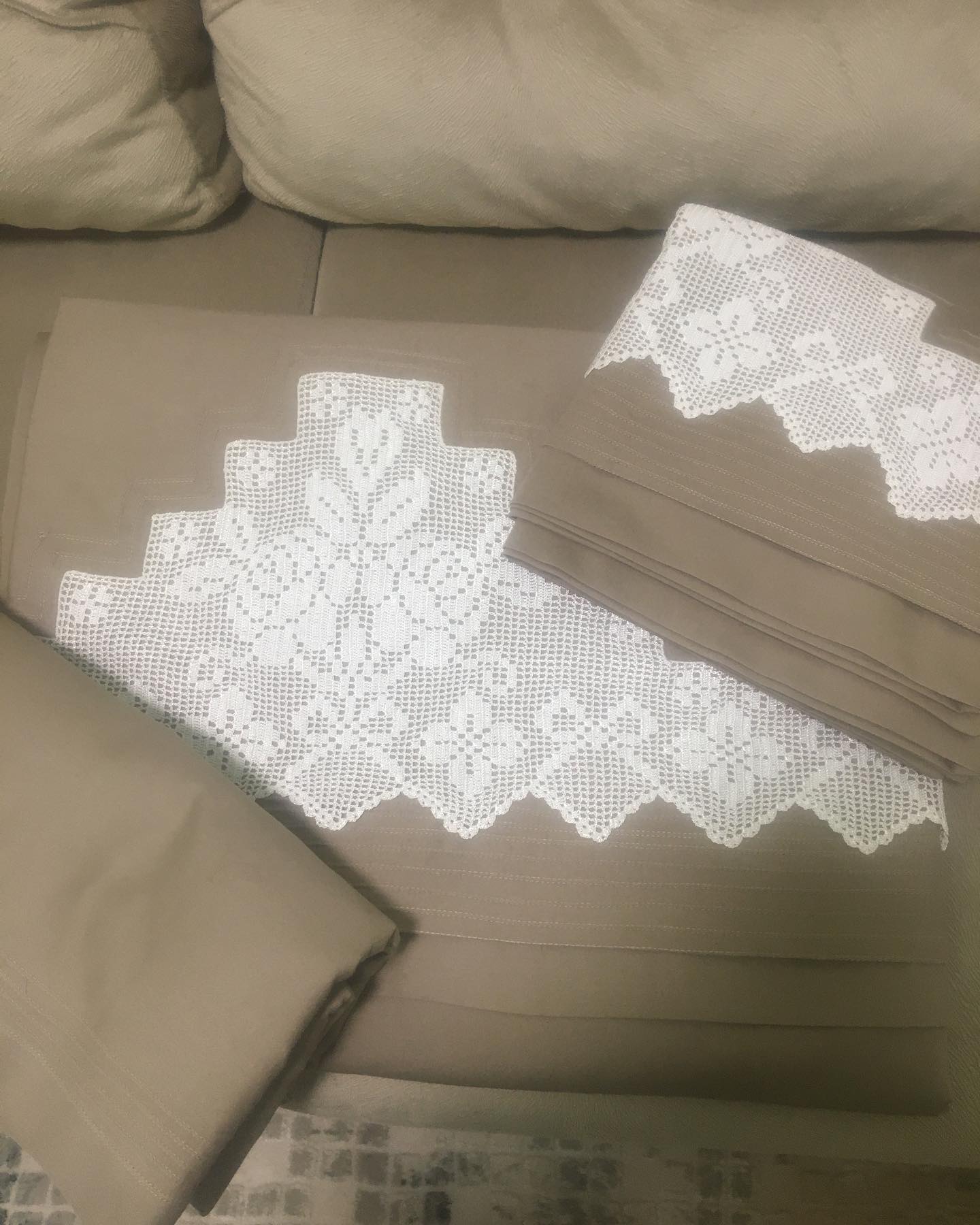 Dalgalı Kenar Dantel Kırlent Kapağı