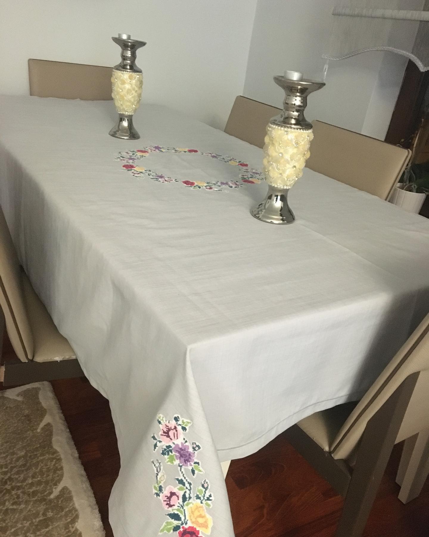 Çiçek Nakışlı Masa Örtüsü